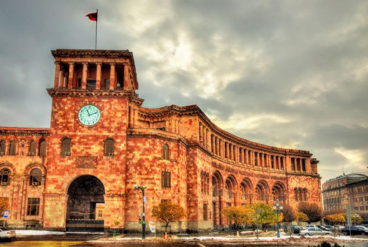 Здание правительства Армении - достопримечательности Еревана