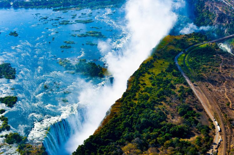 Водопад Виктория на реке Замбези, граница Замбии и Зимбабве