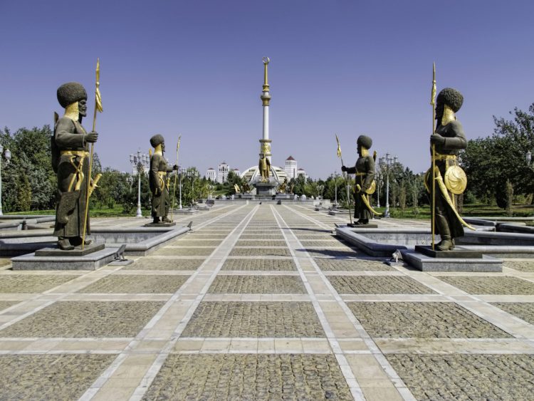 Монумент Независимости Туркменистана - достопримечательности Туркмении