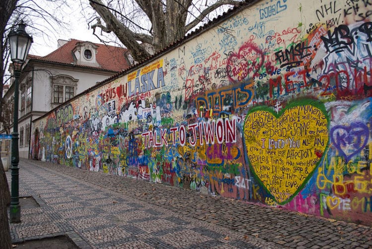 Стена Джона Леннона - достопримечательности Праги