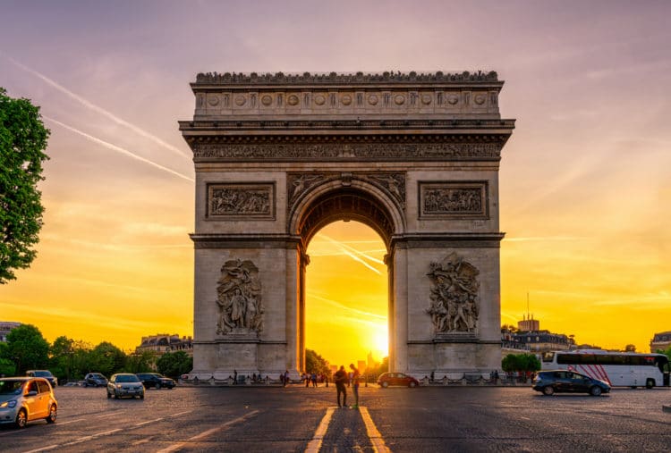Триумфальная арка - достопримечательности Парижа