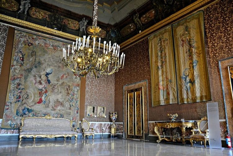 Королевский дворец - достопримечательности Неаполя