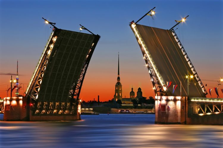 Дворцовый мост - достопримечательности Санкт-Петербурга