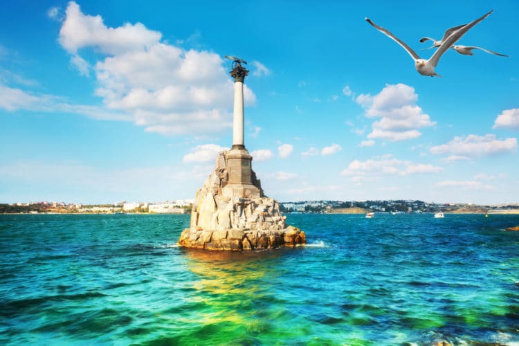 Памятник затопленным кораблям - достопримечательности Севастополя