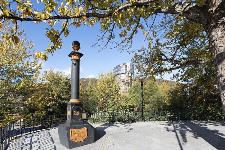 Памятник Витусу Берингу - достопримечательности Камчатки