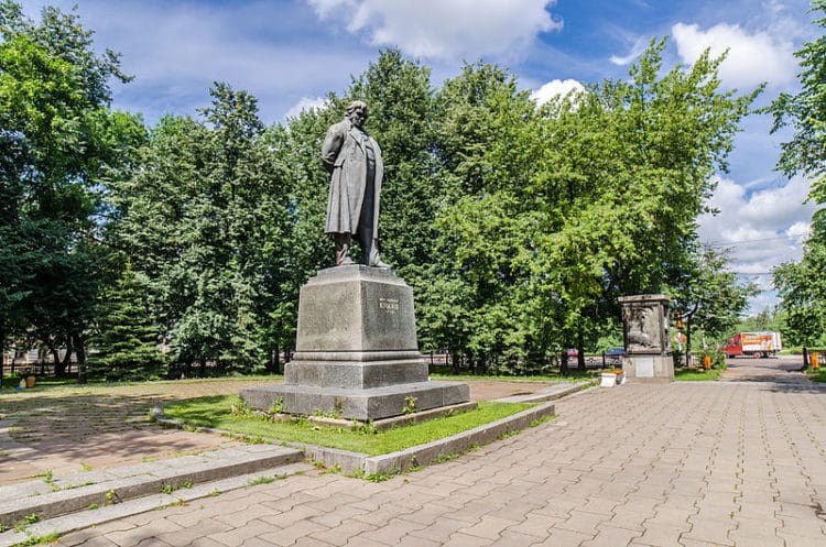 Памятник И.А. Крылову - достопримечательности Твери
