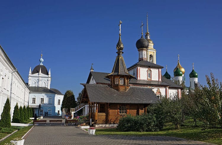 Свято-Троицкий Ново-Голутвин монастырь - достопримечательности Коломны