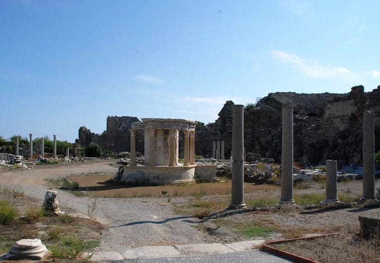 Агора и храм Тюхе - достопримечательности Сиде