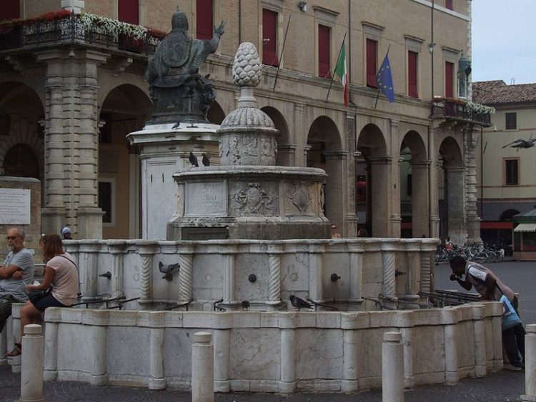 Городской фонтан «Шишка» - достопримечательности Римини