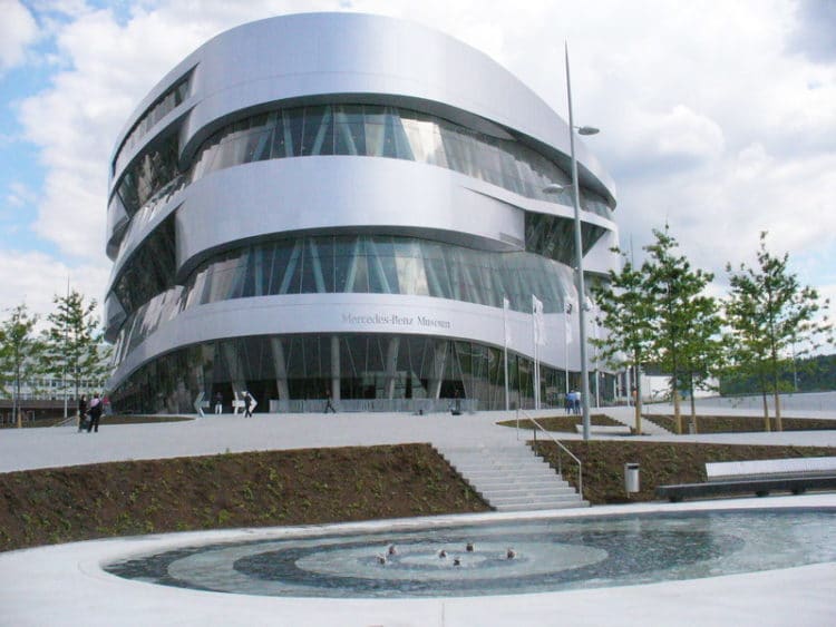 Музей Mercedes-Benz - достопримечательности Штутгарта