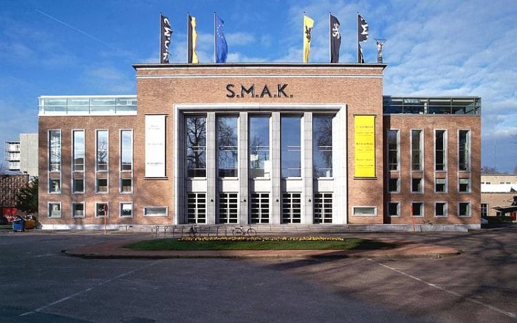 Городской музей современного искусства (S.M.A.K.) - достопримечательности Гента