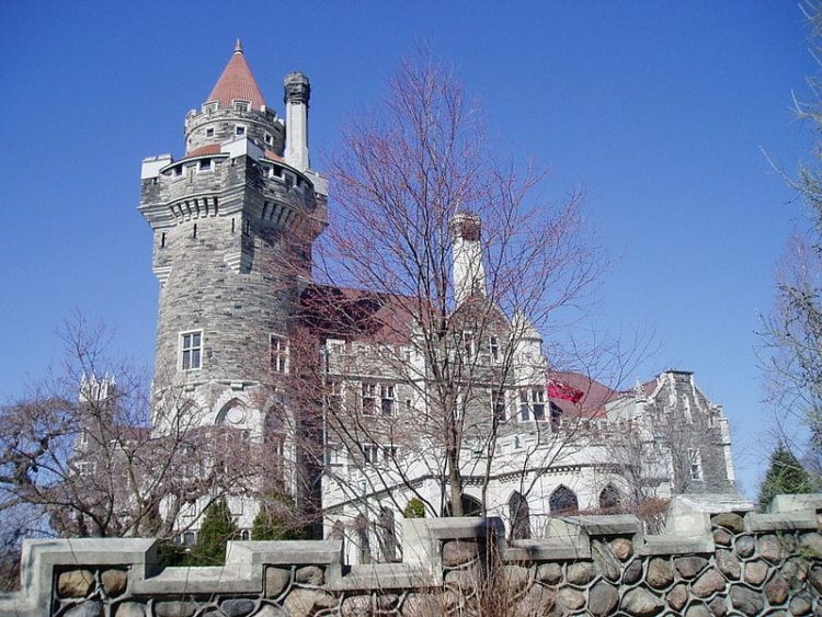 Замок Каса Лома в Канаде