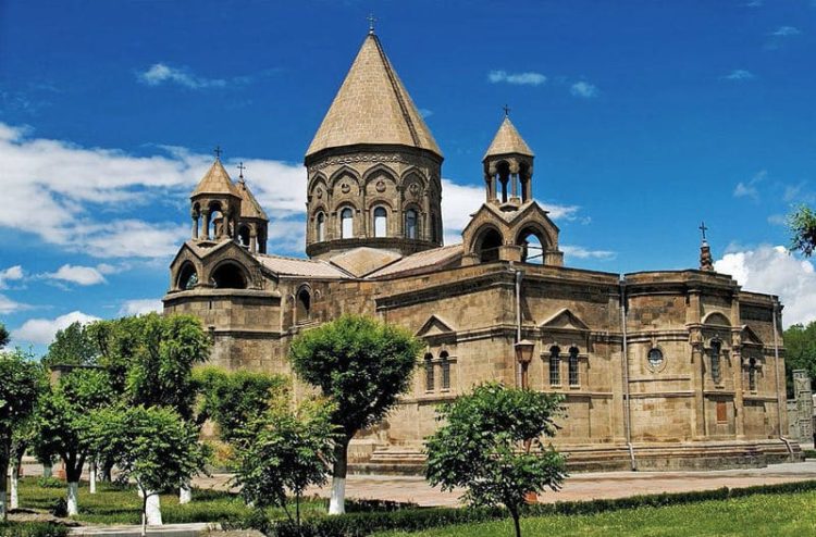 Эчмиадзинский кафедральный собор в Армении