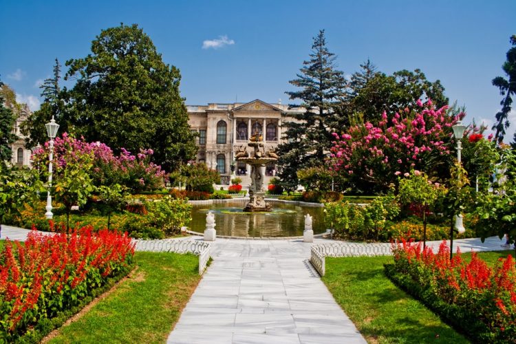 Дворец Долмабахче в Турции