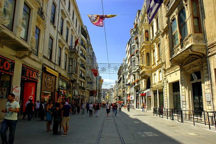 Улица Истикляль в Турции