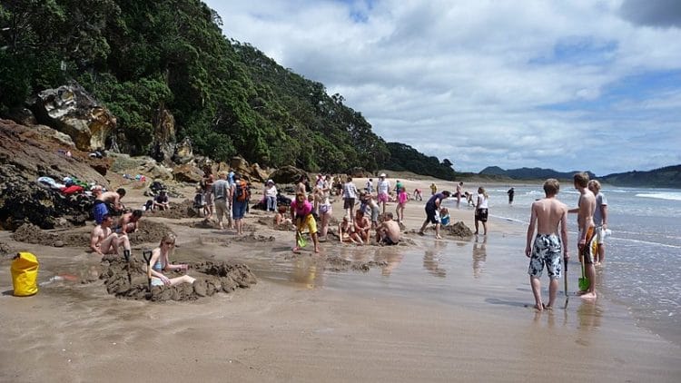 Горячий пляж Hot Water Beach в Новой Зеландии