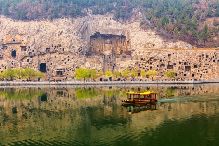Пещерные храмы Лунмэнь в Китае