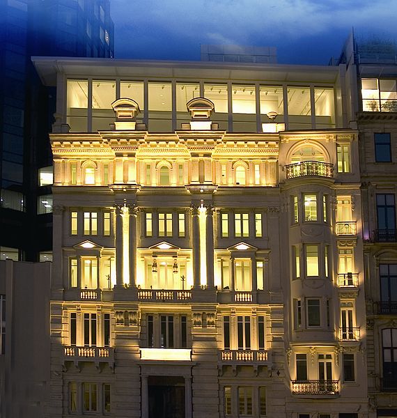  ساختمان هشت طبقه موزه پرا در شب در استانبول