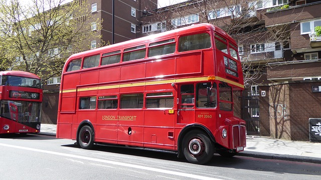 Телефонная будка и двухэтажный автобус в Англии