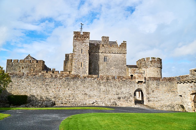 Замок Кэйр в Ирландии