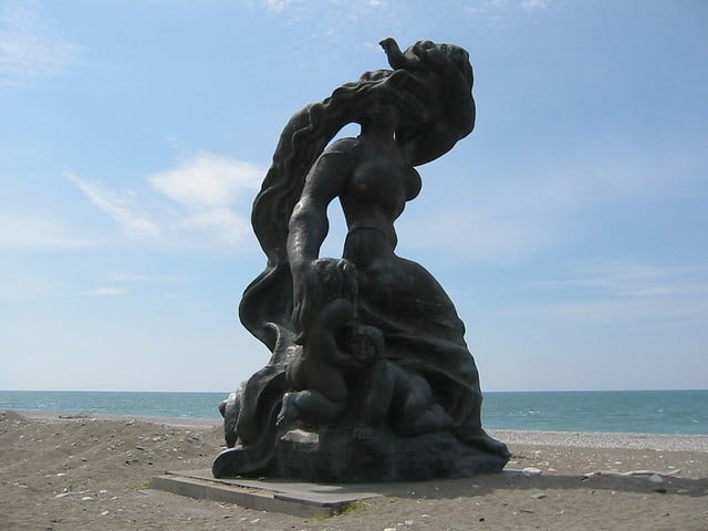 Скульптура «Медея» - достопримечательности Пицунды